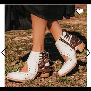 Freebird Dessert White Multi shoes EUC